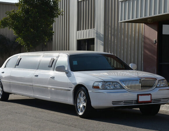 LIMOUSINE RIDE(Lincoln Town Car Limo)